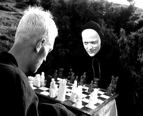Un fotogramma del film Il Settimo Sigillo: la Morte gioca a scacchi col cavaliere Antonius Block